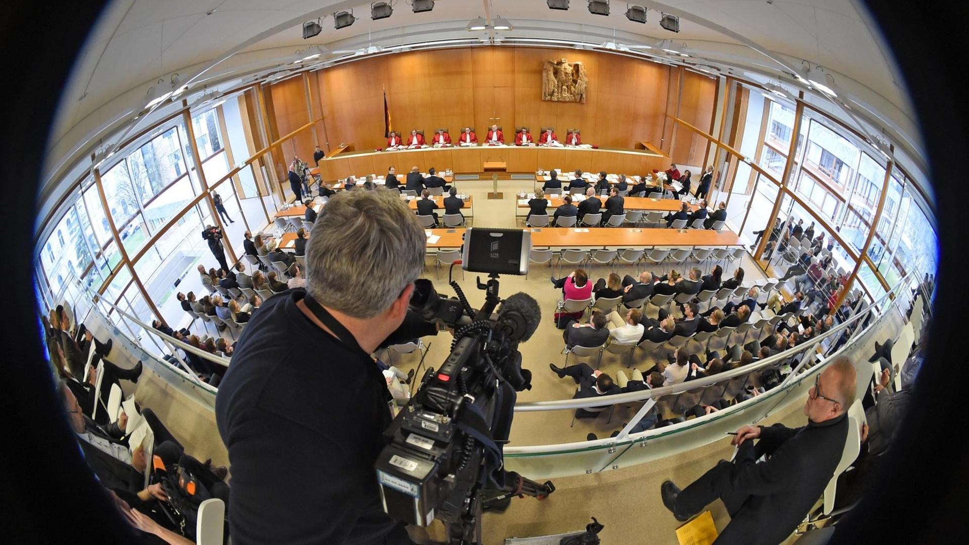 Aufnahme mit Fisheye-Objektiv: Ein Kameramann filmt in den Saal des Bundesverfassungsgericht. Aufnahme mit Fisheye-Objektiv: Ein Kameramann filmt in den Saal des Bundesverfassungsgericht.