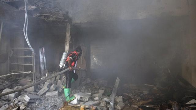 Ein palästinensischer Feuerwehrmann löscht einen Brand, der durch einen israelischen Luftangriff entstanden ist