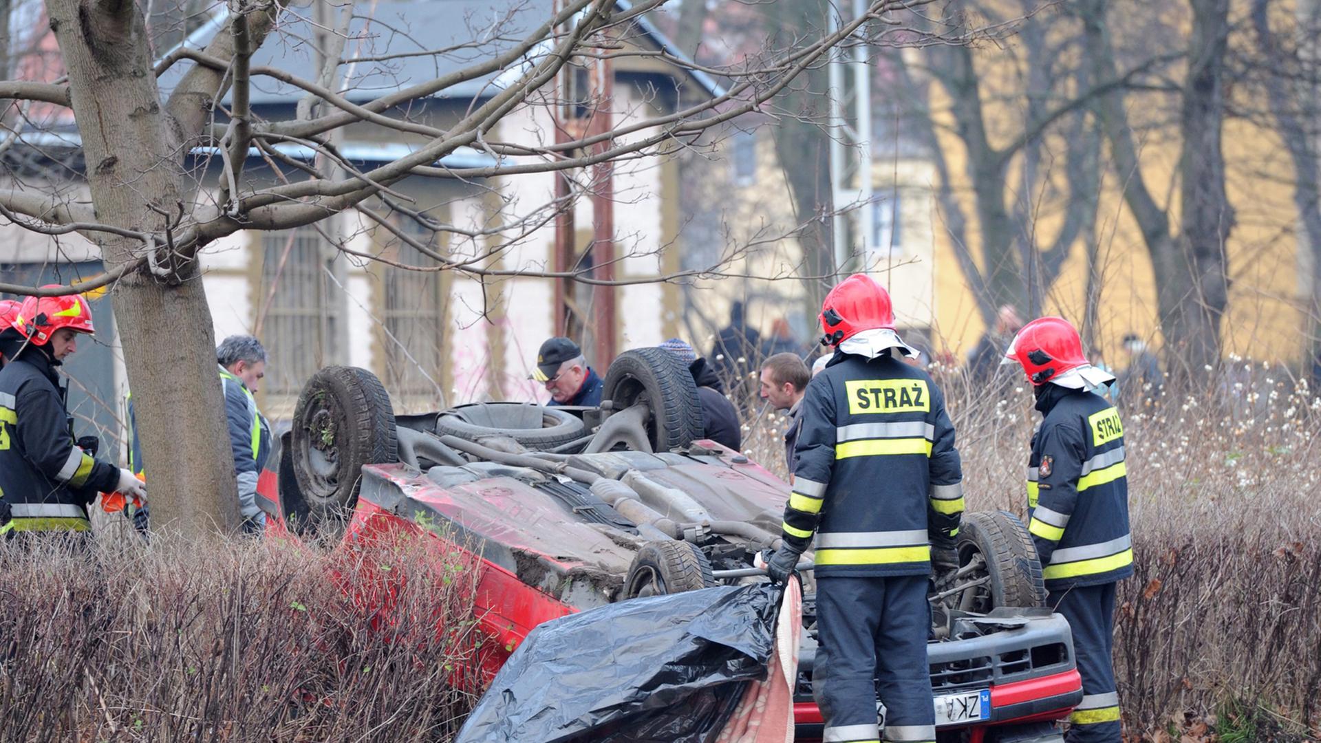 Rettungskräfte an einer Unfallstelle im polnischen Kamien Pomorski: Ein vermutlich betrunkener Autofahrer war dort in der Silvesternacht in eine Gruppe Fußgänger gerast.