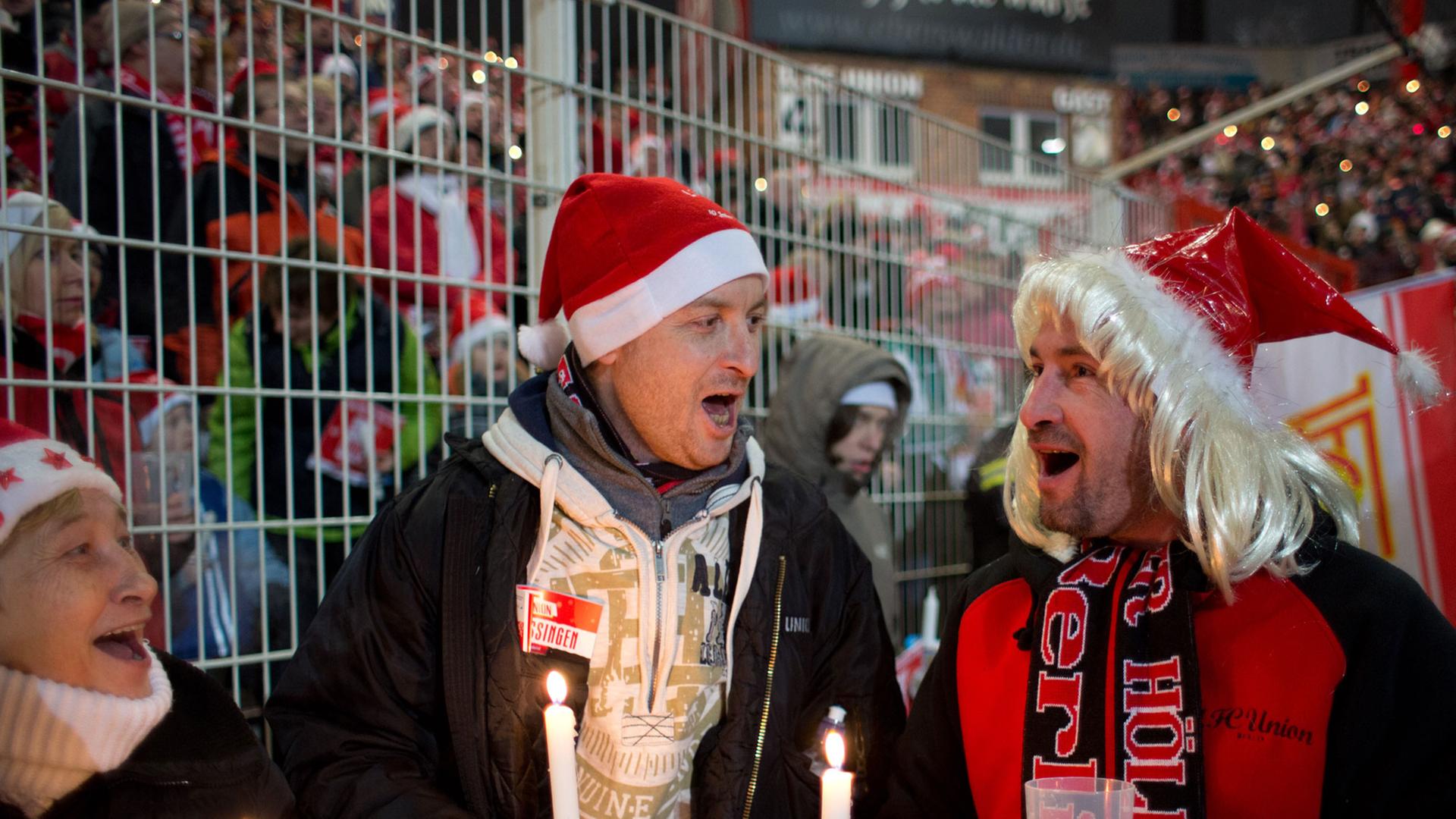 Zahlreiche Fans nehmen am 10. Weihnachtssingen des 1. FC Union Berlin am 23.12.2012 im Stadion Alte Försterei in Berlin teil. Zahlreiche Fans nehmen am 10. Weihnachtssingen des 1. FC Union Berlin am 23.12.2012 im Stadion Alte Försterei in Berlin teil.