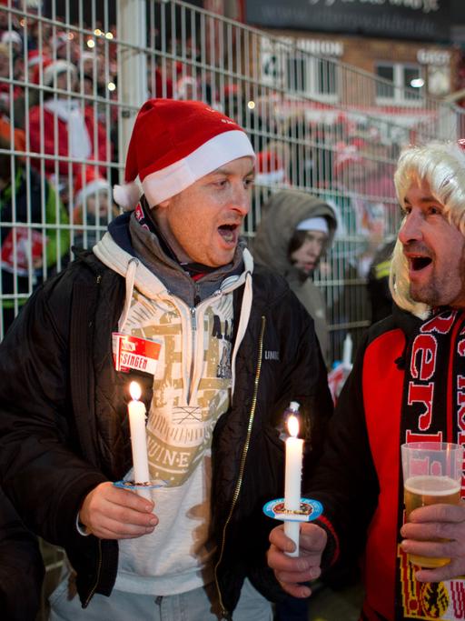 Zahlreiche Fans nehmen am 10. Weihnachtssingen des 1. FC Union Berlin am 23.12.2012 im Stadion Alte Försterei in Berlin teil.