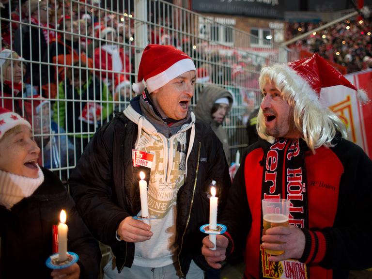 Zahlreiche Fans nehmen am 10. Weihnachtssingen des 1. FC Union Berlin am 23.12.2012 im Stadion Alte Försterei in Berlin teil.