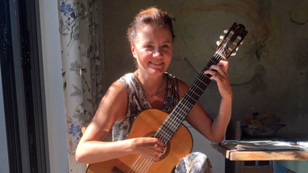 Andrea Steinert spielt Gitarre. Andrea Steinert spielt Gitarre.