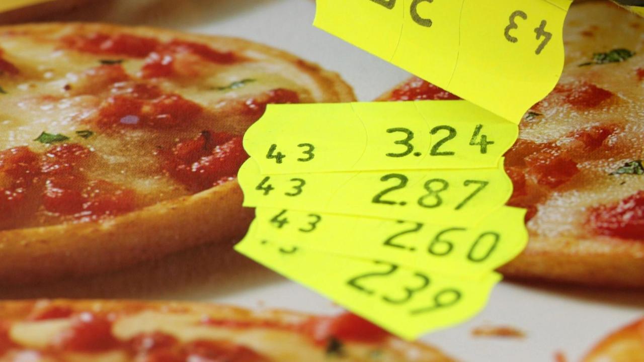 Preislabels mit kontinuierlich ansteigenden Preisen auf einer Pizzapackung. Preislabels mit kontinuierlich ansteigenden Preisen auf einer Pizzapackung.