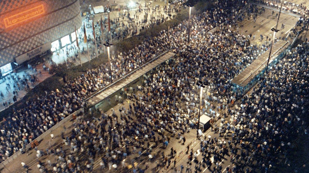 Blick auf die Montagsdemonstration: Siegbert Schefke filmte am 9. Oktober 1989 vom Turm der Reformierten Kirche in Leipzig. Blick auf die Montagsdemonstration: Siegbert Schefke filmte am 9. Oktober 1989 vom Turm der Reformierten Kirche in Leipzig.