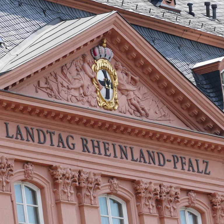 Außenaufnahme Landtagsgebäude in Mainz mit der Aufschrift "Landtag Rheinland-Pfalz"