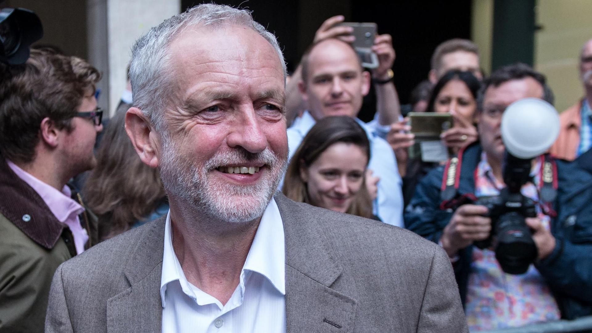 Labour-Chef Jeremy Corbyn lächelt nach dem Treffen des Exekutivkomitees in London. Labour-Chef Jeremy Corbyn lächelt nach dem Treffen des Exekutivkomitees in London.