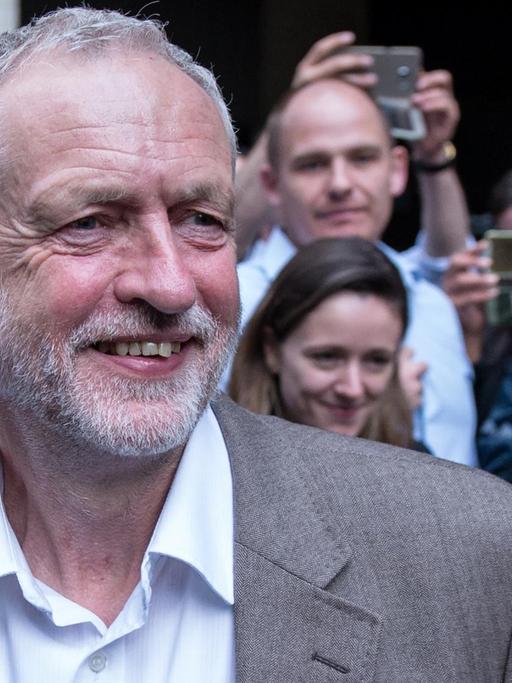 Labour-Chef Jeremy Corbyn lächelt nach dem Treffen des Exekutivkomitees in London.