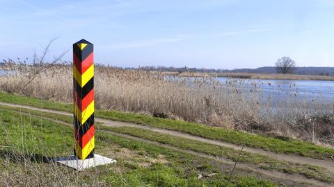 Ein deutscher Grenzpfahl am Oderufer markiert die Grenze zwischen Deutschland und Polen.