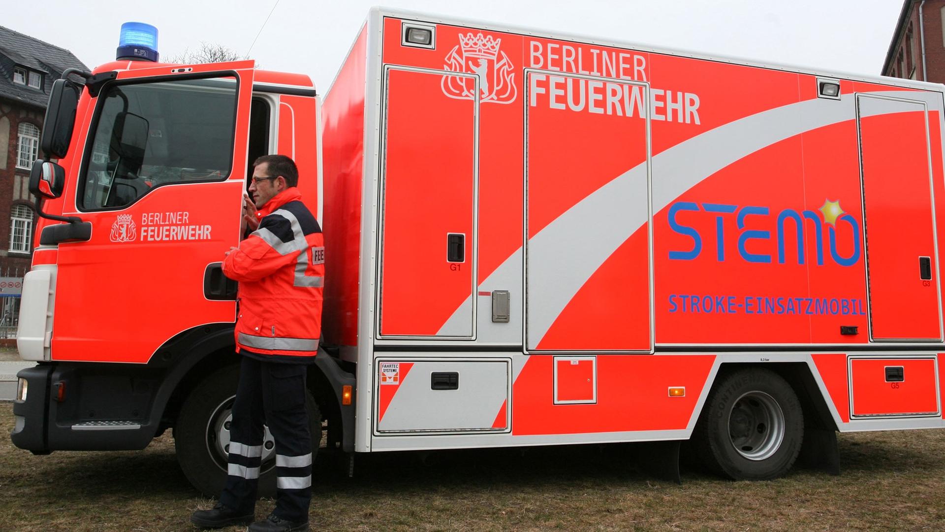 Der weltweit erste Schlaganfall-Notarztwagen steht am Freitag (18.02.2011) auf dem Gelände des Krankenhauses Charté in Berlin. Der zuvor der Öffentlichkeit vorgestellte Schlaganfall-Notarztwagen mit der Bezeichnung Stemo (Stroke-Einsatzmobil) ist mit einem kompakten Computertomographen (CT) ausgestattet, der eine schnelle Diagnose ermöglicht und damit die Folgen eines Hirnschlages mindern soll. Stemo ist eine Entwicklung der Charité. Der weltweit erste Schlaganfall-Notarztwagen steht am Freitag (18.02.2011) auf dem Gelände des Krankenhauses Charté in Berlin. Der zuvor der Öffentlichkeit vorgestellte Schlaganfall-Notarztwagen mit der Bezeichnung Stemo (Stroke-Einsatzmobil) ist mit einem kompakten Computertomographen (CT) ausgestattet, der eine schnelle Diagnose ermöglicht und damit die Folgen eines Hirnschlages mindern soll. Stemo ist eine Entwicklung der Charité.