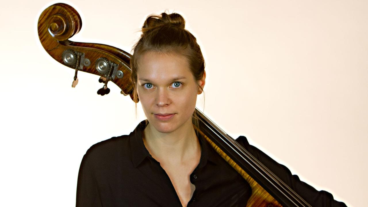 Die Bassistin Hendrika Entzian. Die Bassistin Hendrika Entzian.