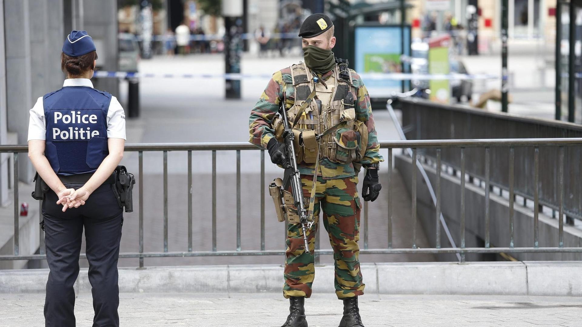Sicherheitskräfte in Brüssel vor dem Hauptbahnhof, der am 19.06. evakuiert wurde.