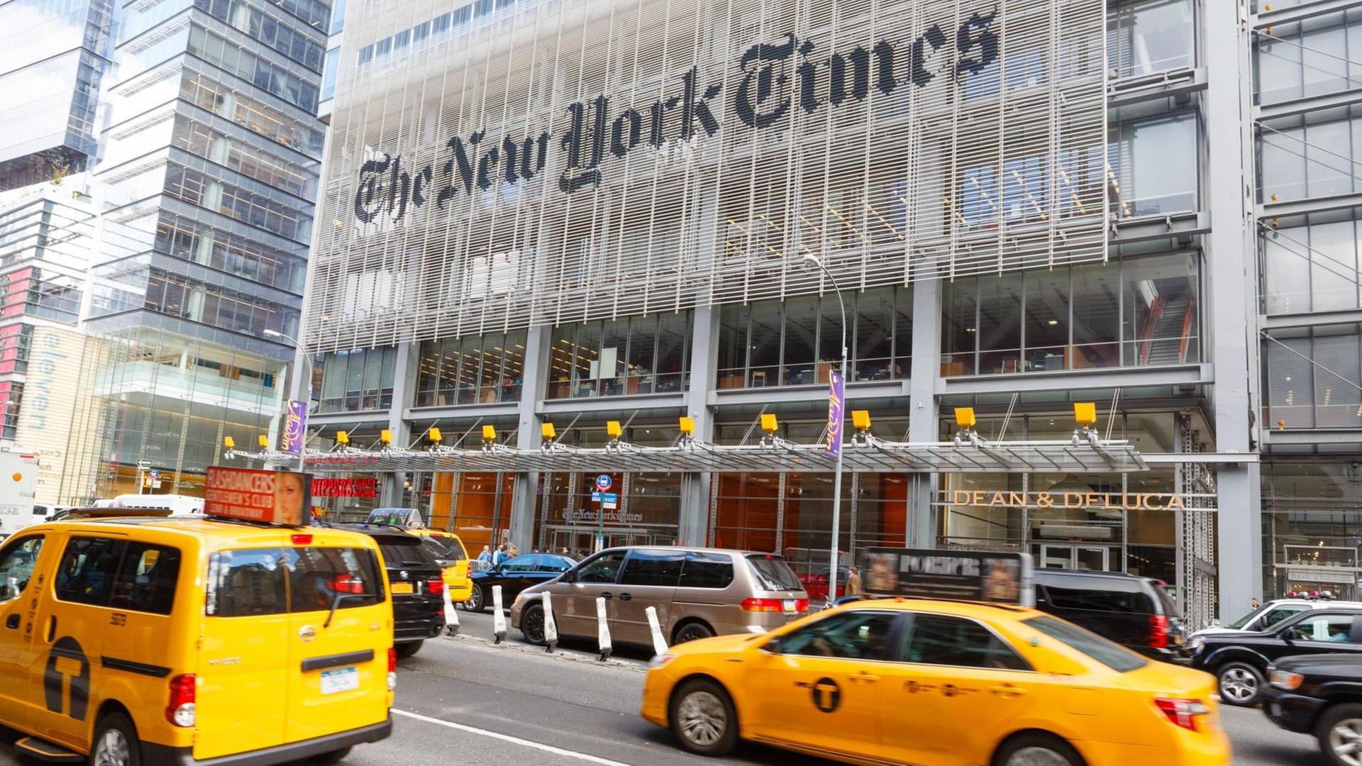 Der Gebäude der "New York Times" in Manhattan - mit gelben Taxen im Vordergrund. Der Gebäude der "New York Times" in Manhattan - mit gelben Taxen im Vordergrund.