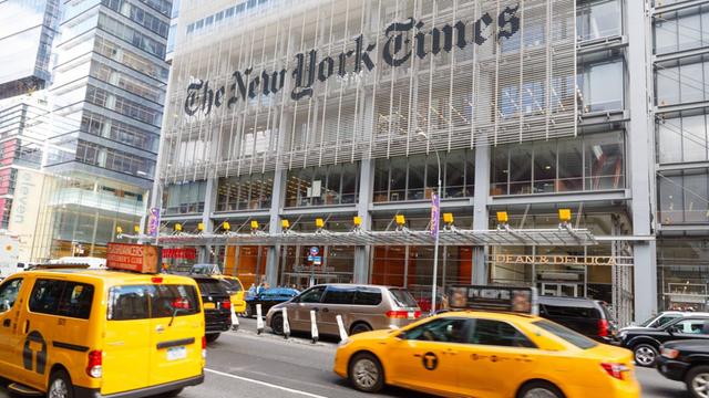 Der Gebäude der "New York Times" in Manhattan - mit gelben Taxen im Vordergrund.