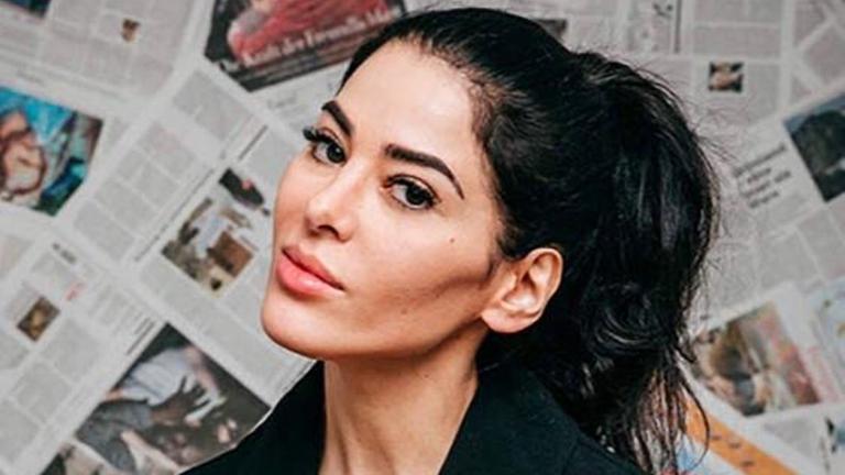 Porträt von Samira El Ouassil. Porträt von Samira El Ouassil.