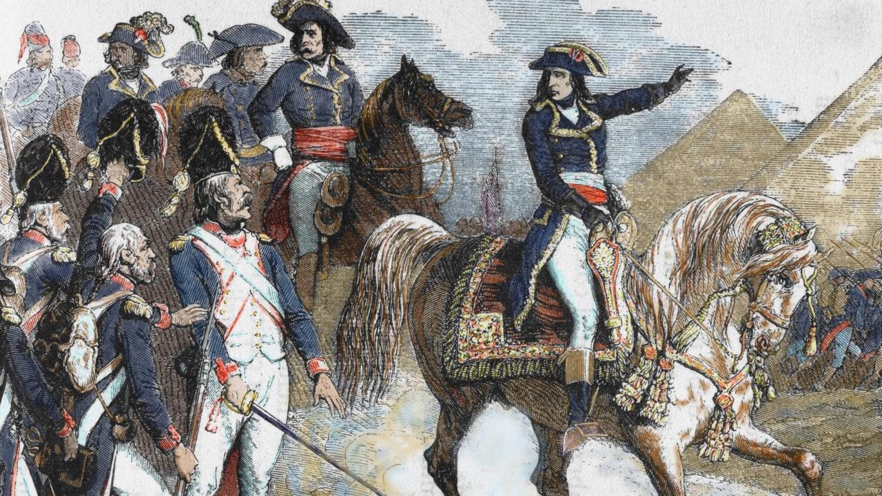 Ein kolorierter Stich zeigt General Napoleon Bonaparte und seine Soldaten während der Schlacht bei den Pyramiden 1798
