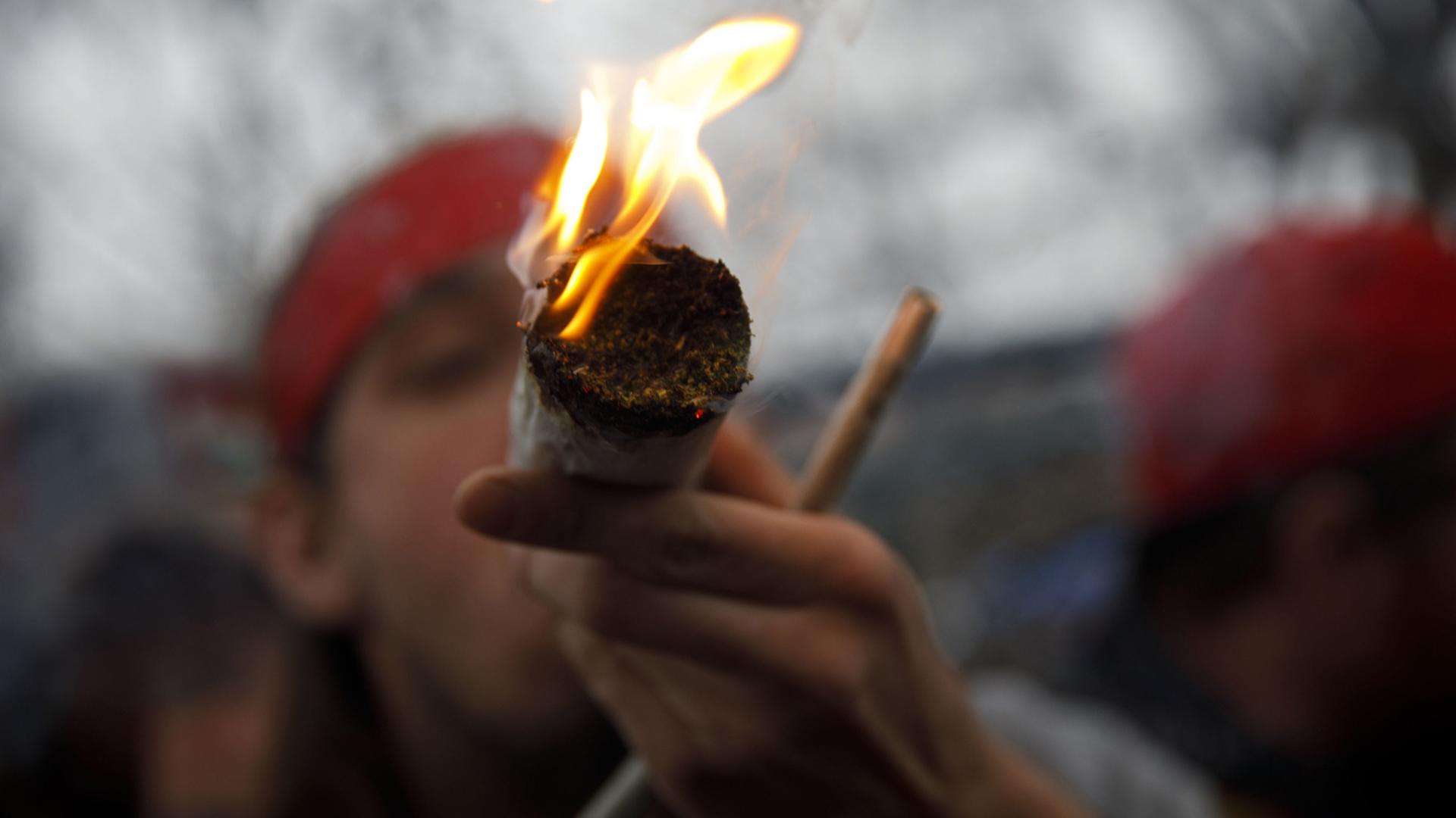 Ein Mann raucht einen riesigen Joint. Ein Mann raucht einen riesigen Joint.