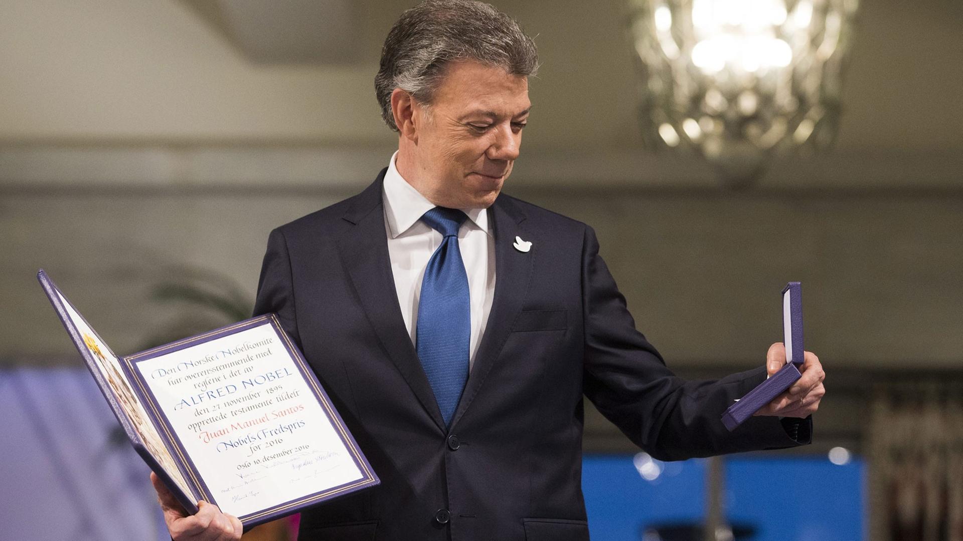 Der kolumbianische Präsident Juan Manuel Santos nimmt den Friedensnobelpreis entgegen.