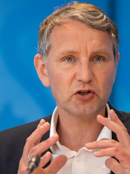 Björn Höcke spricht bei einer Pressekonferenz im Landtag.