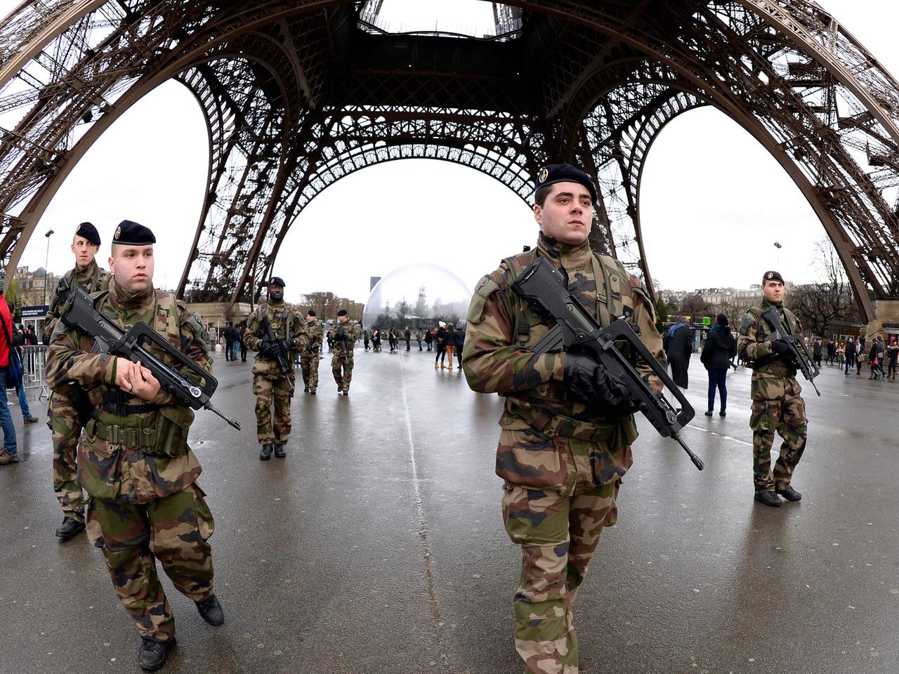 Französische Soldaten patrouillieren am 8.1.15 am Eiffelturm in Paris nach dem Attentat auf "Charlie Hebdo".