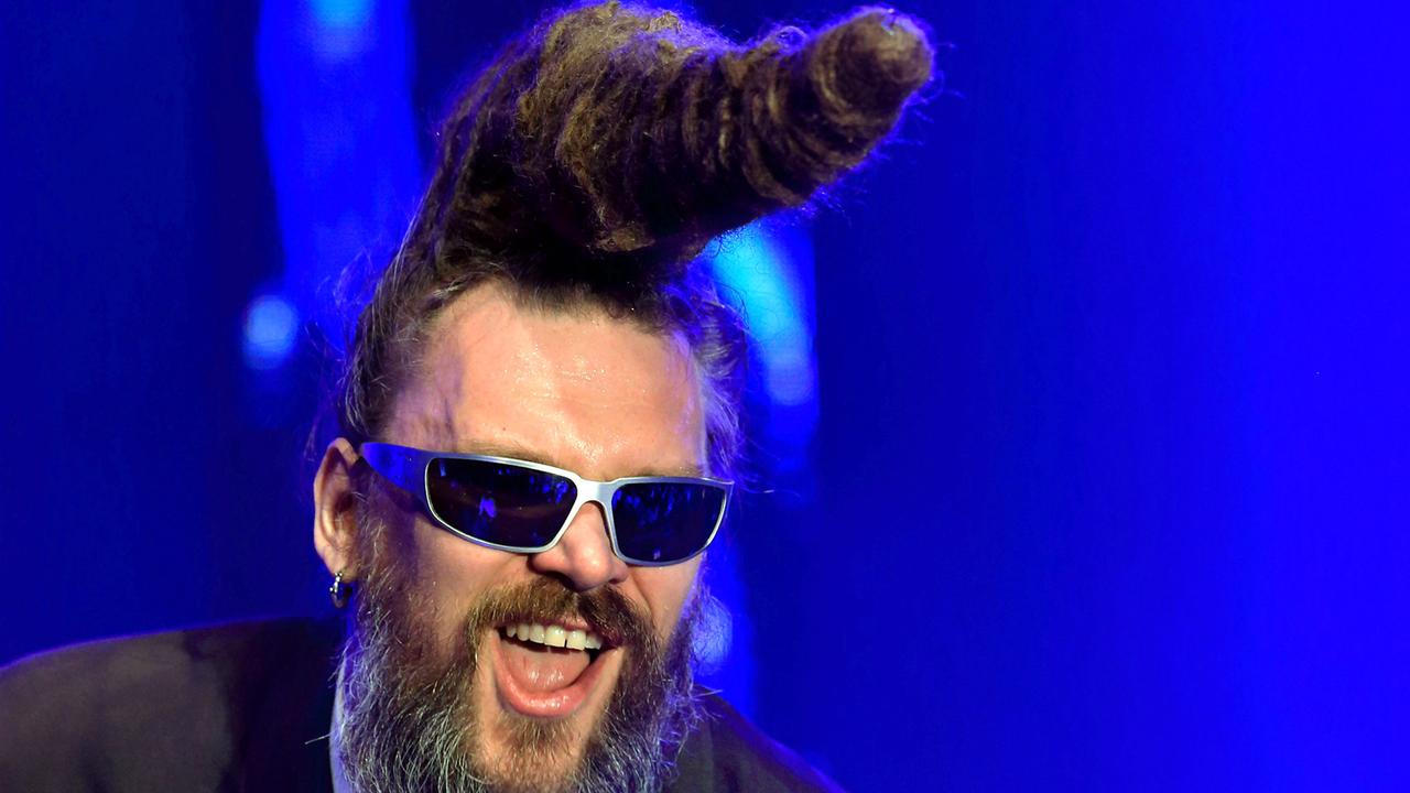Der Frontmann Ville Tuomi der finnischen Band Leningrad Cowboys mit Einhorn-Frisur 2014 während der 16. Rock-Gala in Magdeburg auf der Bühne Der Frontmann Ville Tuomi der finnischen Band Leningrad Cowboys mit Einhorn-Frisur 2014 während der 16. Rock-Gala in Magdeburg auf der Bühne
