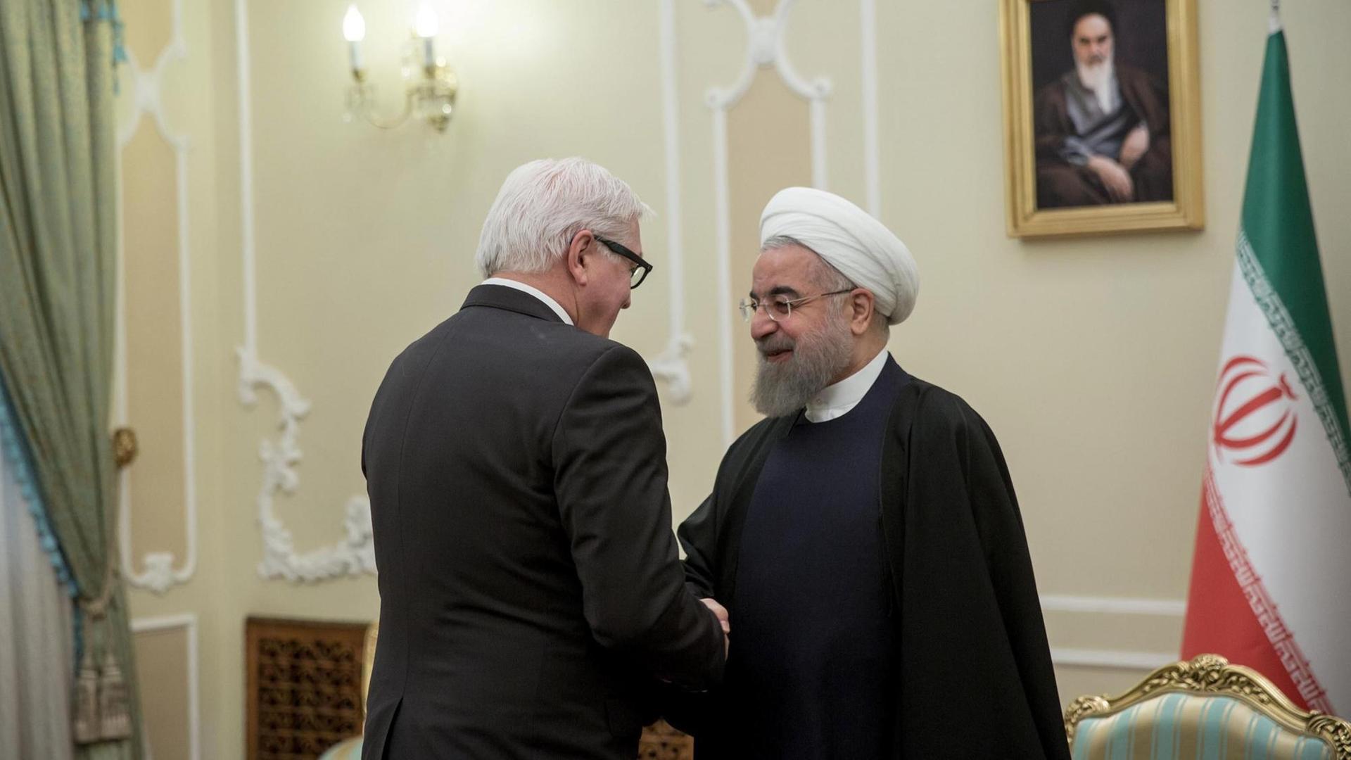 Bundesaußenminister Frank-Walter Steinmeier (SPD) spricht mit Irans Staatspräsident Hassan Rohani in Teheran. Bundesaußenminister Frank-Walter Steinmeier (SPD) spricht mit Irans Staatspräsident Hassan Rohani in Teheran.