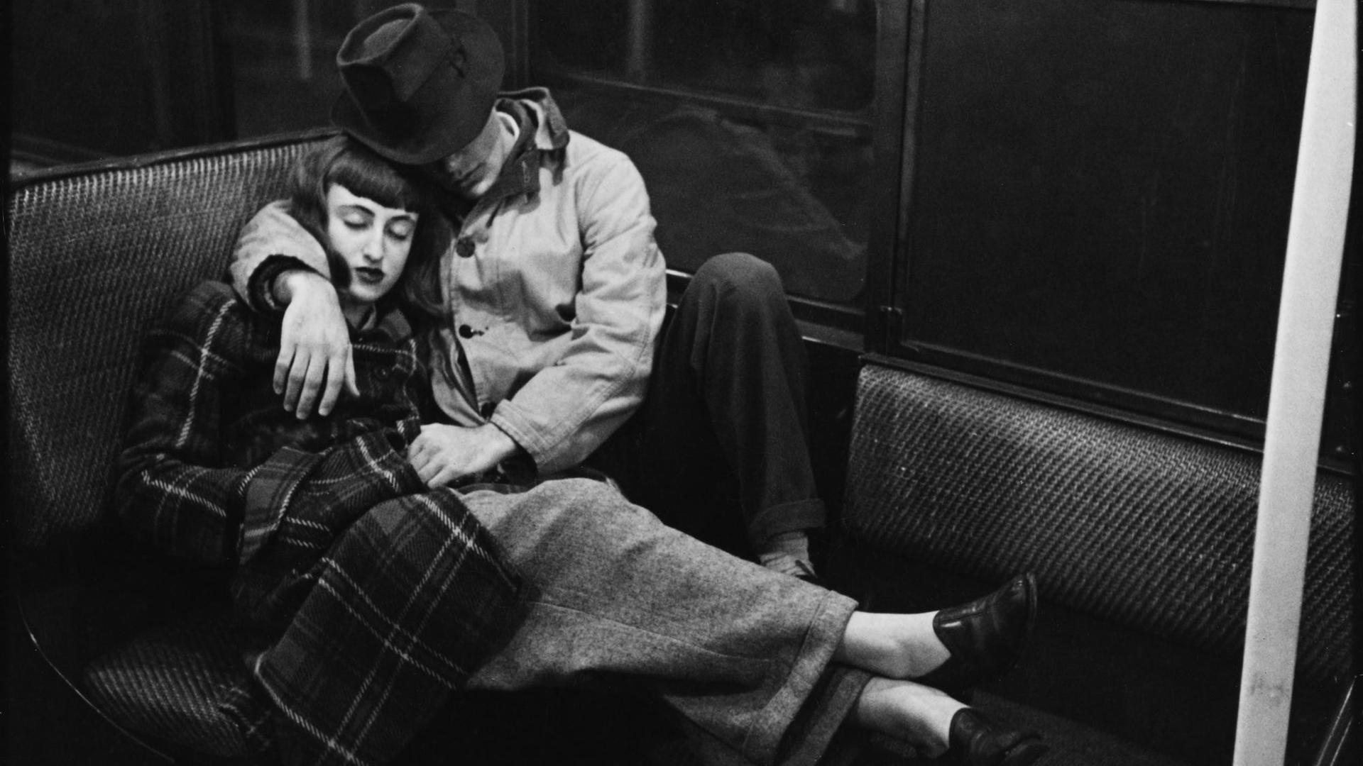 Das Foto von Stanley Kubrick zeigt ein schlafendes Liebespaar in der New Yorker U-Bahn