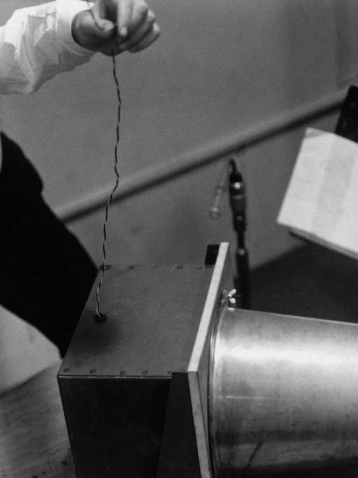 Historische Aufnahme von Karlheinz Stockhausen bei Versuchen im Studio für Elektronische Musik des WDR in Köln. Foto um 1960.