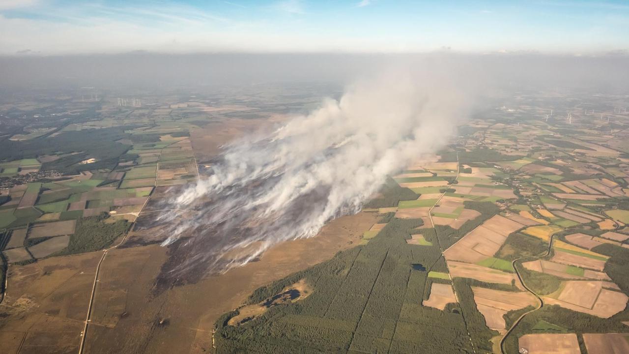 Eine Luftbild vom Flächenbrand im Moor bei Meppen nach einen Waffentest der Bundeswehr Eine Luftbild vom Flächenbrand im Moor bei Meppen nach einen Waffentest der Bundeswehr