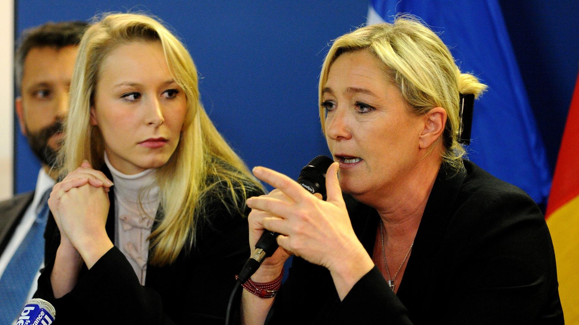 Marion Maréchal-Le Pen (l) und Marine Le Pen vom französischen "Front National" sitzen nebeneinander Marion Maréchal-Le Pen (l) und Marine Le Pen vom französischen "Front National" sitzen nebeneinander