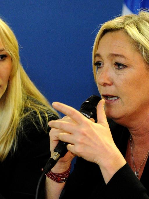 Marion Maréchal-Le Pen (l) und Marine Le Pen vom französischen "Front National" sitzen nebeneinander