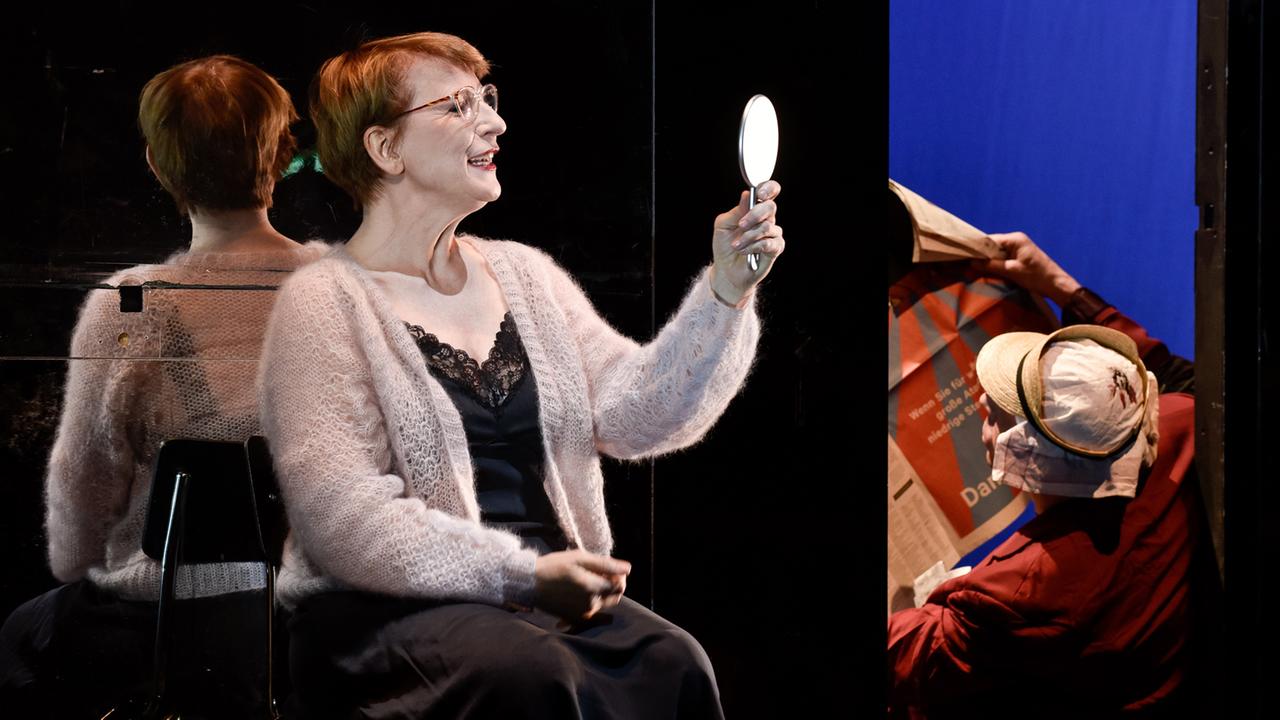 Dagmar Manzel (li.) und Jörg Pose (re.) in Christian Schwochows Inszenierung von Samuel Becketts "Glückliche Tage" im Deutschen Theater Berlin im April 2017 Dagmar Manzel (li.) und Jörg Pose (re.) in Christian Schwochows Inszenierung von Samuel Becketts "Glückliche Tage" im Deutschen Theater Berlin im April 2017
