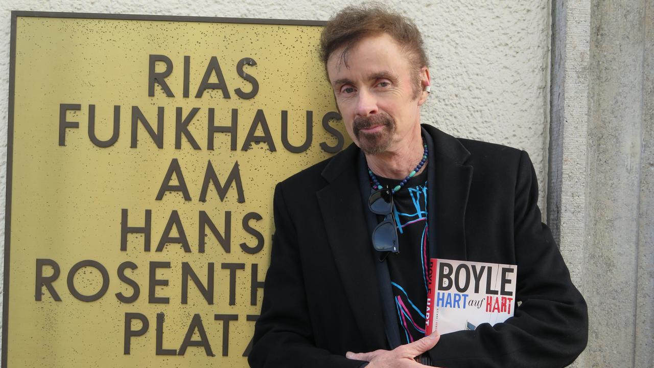 Der amerikanische Autor T.C. Boyle 2015 vor unserem Funkhaus am Hans-Rosenthal-Platz. Der amerikanische Autor T.C. Boyle 2015 vor unserem Funkhaus am Hans-Rosenthal-Platz.
