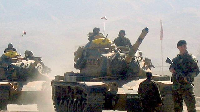 Türkische Panzer auf ihrem Weg in den Norden des Irak.