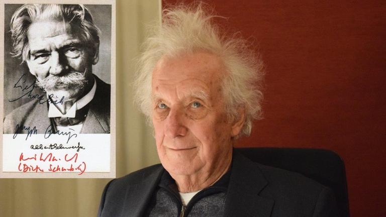 Dieter Schnebel im Studio. Diese Autogrammpostkarte von Albert Schweitzer hatte Joseph Beuys bereits signiert. Dieter Schnebel hat sich auf dem Foto dazugesellt. Dieter Schnebel im Studio. Diese Autogrammpostkarte von Albert Schweitzer hatte Joseph Beuys bereits signiert. Dieter Schnebel hat sich auf dem Foto dazugesellt.
