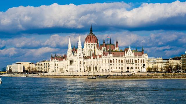 Blick auf das Parlamentsgebäude in Budapest (Ungarn)