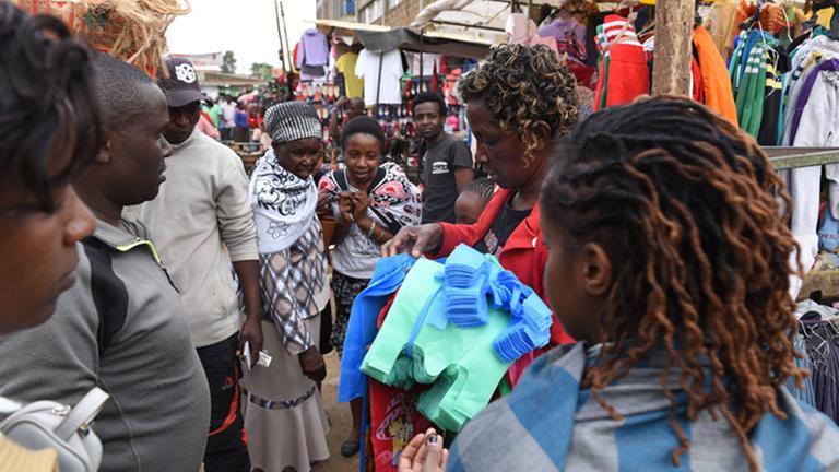Eine Händlerin verkauft Tragetaschen aus Vliesstoff auf einem Markt in der kenianischen Hauptstadt Nairobi. Eine Händlerin verkauft Tragetaschen aus Vliesstoff auf einem Markt in der kenianischen Hauptstadt Nairobi.