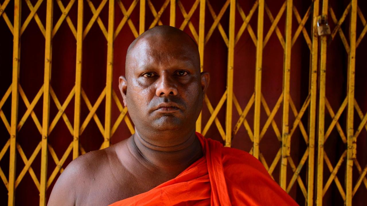Der Mönch Sangaratne meint, die muslimischen Führer im Land hätten nicht genug gegen die Radikalisierung ihrer Leute getan und würden daher die Verantwortung für die Attentate tragen. Der Mönch Sangaratne meint, die muslimischen Führer im Land hätten nicht genug gegen die Radikalisierung ihrer Leute getan und würden daher die Verantwortung für die Attentate tragen.