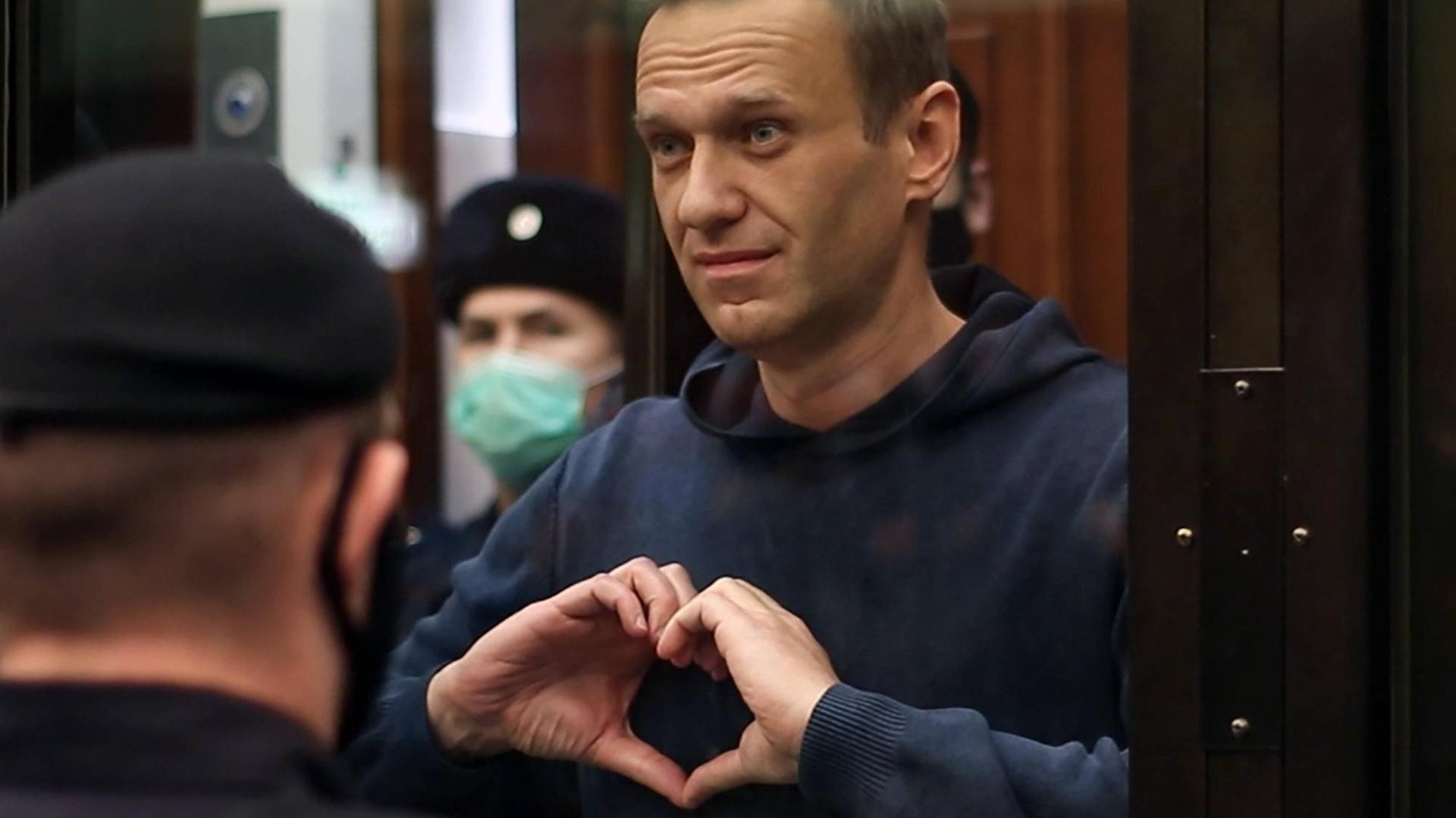 Alexej Nawalny formt mit den Händen ein Herz und lächelt. Alexej Nawalny formt mit den Händen ein Herz und lächelt.