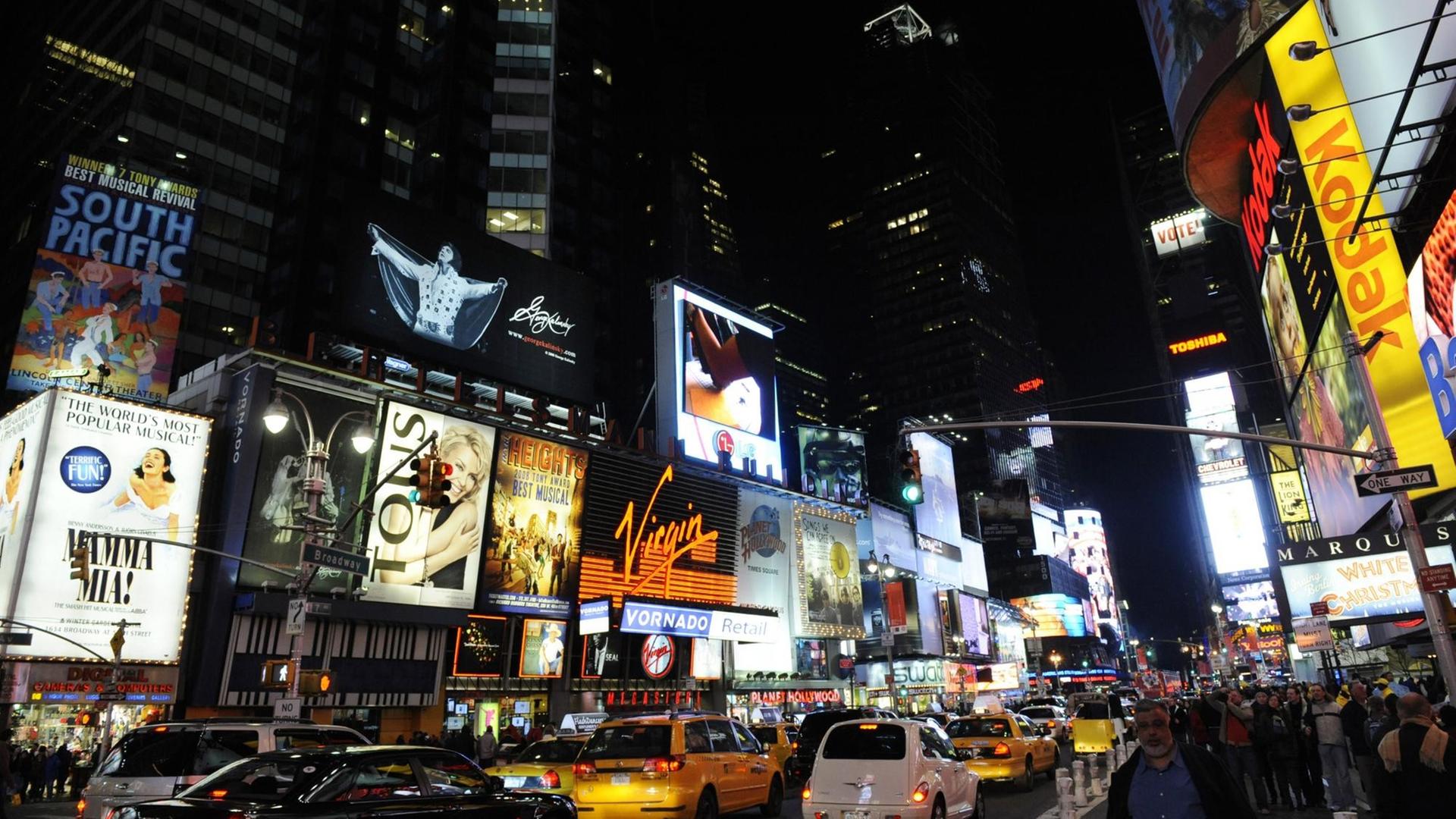 Das Theater-Viertel Broadway in der Stadt New York in der Nacht.