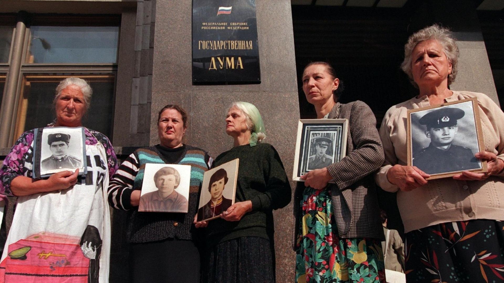 Aktivistinnen des "Komitees der Soldatenmütter Russlands" 1996 bei einer Demonstration vor der russischen Staatsduma in Moskau 1996 In ihren Händen halten sie Porträts ihrer toten Söhne. Die Aktion, mit der auf die zahlreichen Todesfälle in der russischen Armee in Friedenszeiten aufmerk sam gemacht werden sollte, wurde von dem Soldatenmütter-Komitee organisiert Aktivistinnen des "Komitees der Soldatenmütter Russlands" 1996 bei einer Demonstration vor der russischen Staatsduma in Moskau 1996 In ihren Händen halten sie Porträts ihrer toten Söhne. Die Aktion, mit der auf die zahlreichen Todesfälle in der russischen Armee in Friedenszeiten aufmerk sam gemacht werden sollte, wurde von dem Soldatenmütter-Komitee organisiert