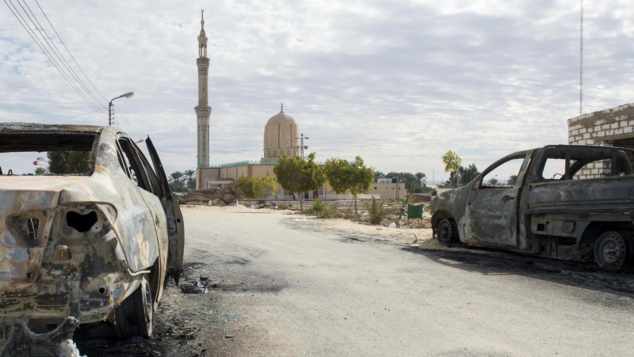 Ein Foto vom 25. November 2017 zeigt die Rawda-Moschee, etwa 40 Kilometer westlich der Hauptstadt des Nord-Sinai, El-Arish, nach einem Schusswaffen- und Bombenangriff. Ein Foto vom 25. November 2017 zeigt die Rawda-Moschee, etwa 40 Kilometer westlich der Hauptstadt des Nord-Sinai, El-Arish, nach einem Schusswaffen- und Bombenangriff.
