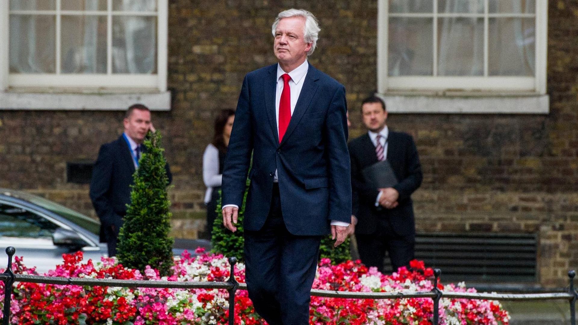 David Davis geht eine Straße entlang David Davis geht eine Straße entlang