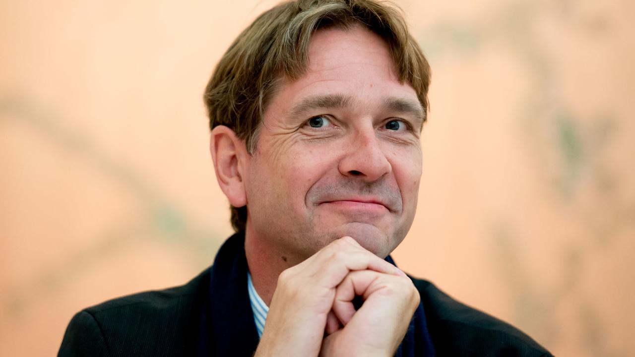 Der Generaldirektor der Bayerischen Staatsgemäldesammlung, Bernhard Maaz, lächelt am 22.06.2015 im Museum Brandhorst in München (Bayern) während einer Pressekonferenz. Der Generaldirektor der Bayerischen Staatsgemäldesammlung, Bernhard Maaz, lächelt am 22.06.2015 im Museum Brandhorst in München (Bayern) während einer Pressekonferenz.