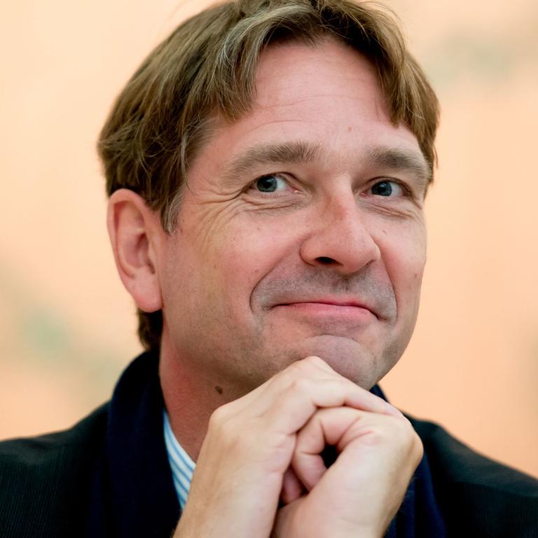 Der Generaldirektor der Bayerischen Staatsgemäldesammlung, Bernhard Maaz, lächelt am 22.06.2015 im Museum Brandhorst in München (Bayern) während einer Pressekonferenz.