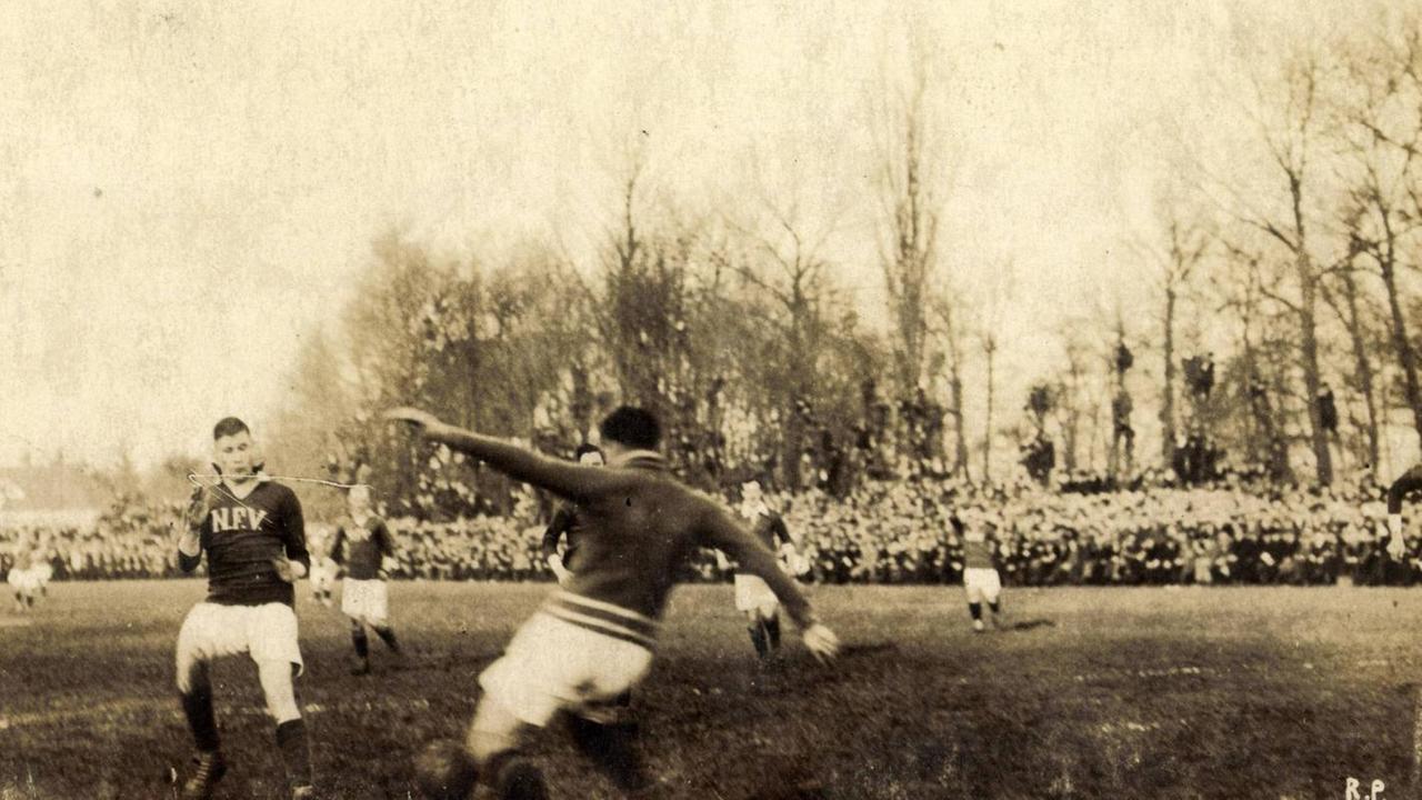 Zwei Fußball-Mannschaften kämpfen am 25.1.1920 in Köln um den Bundes-Pokal-Sieg. Zwei Fußball-Mannschaften kämpfen am 25.1.1920 in Köln um den Bundes-Pokal-Sieg.