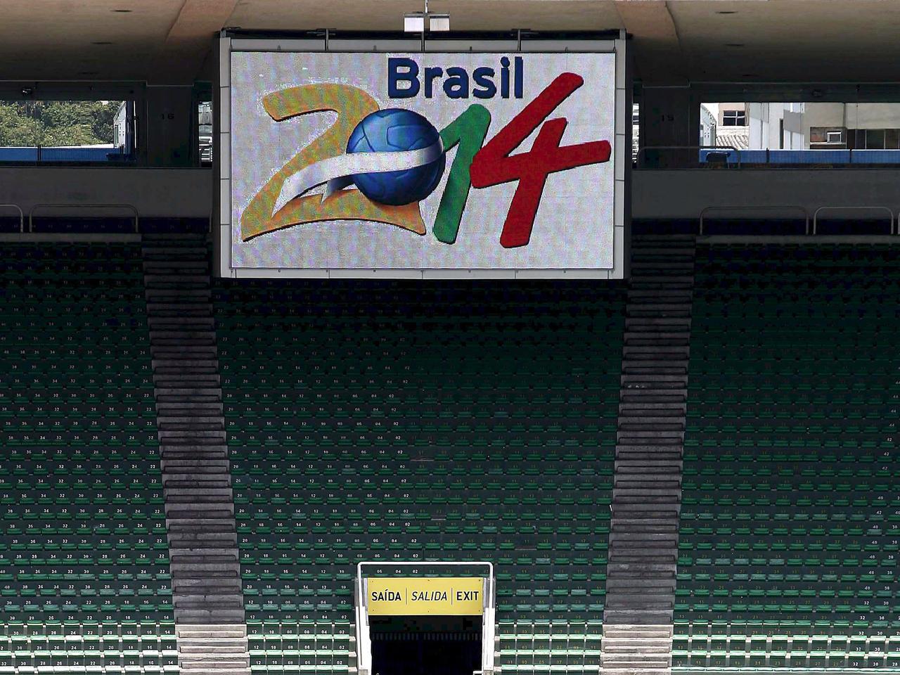 Ein Plakat mit der Aufschrift "Rio 2014" hängt im Maracana-Fußballstadion in Rio de Janeiro. Ein Plakat mit der Aufschrift "Rio 2014" hängt im Maracana-Fußballstadion in Rio de Janeiro.