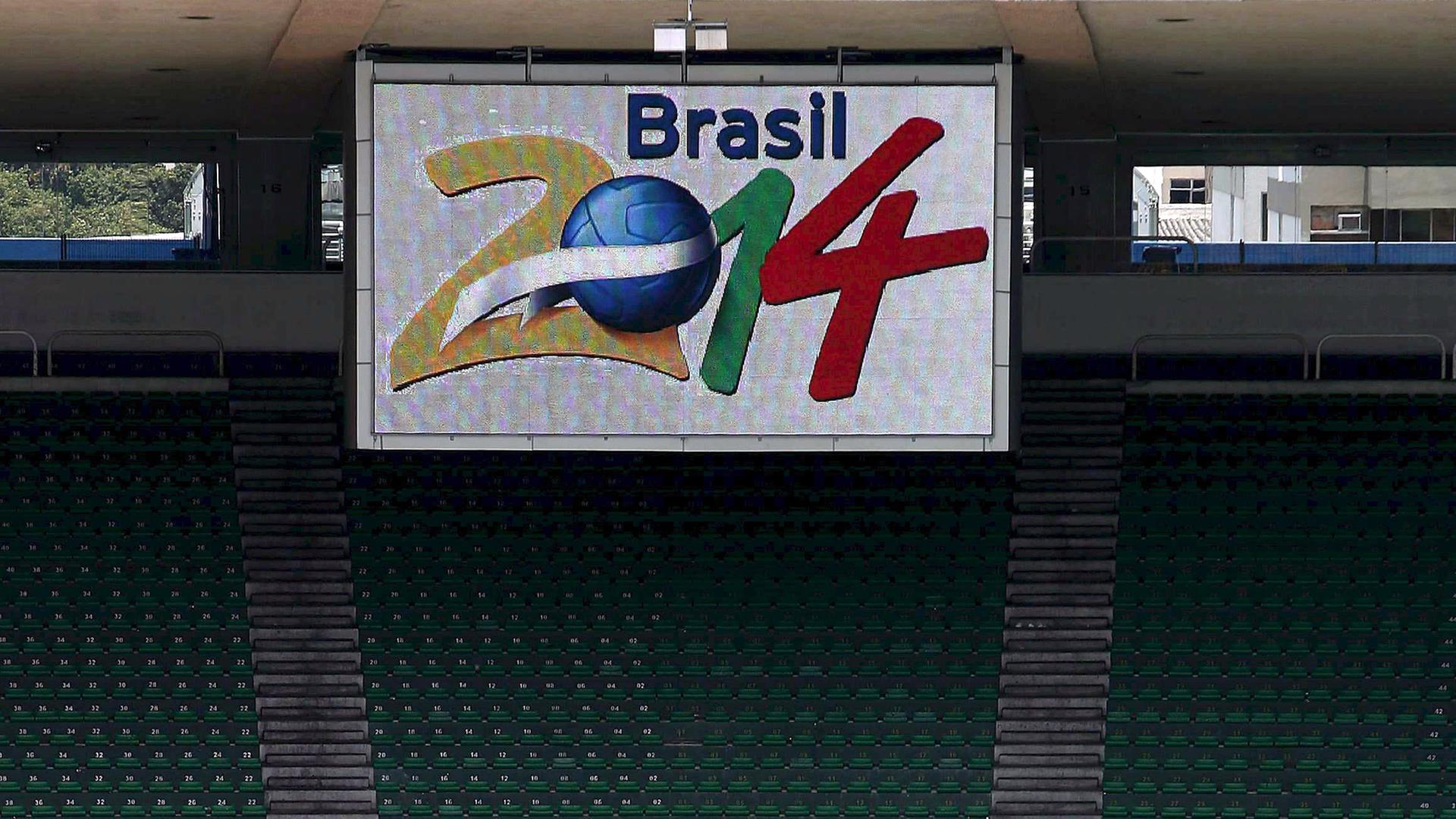 Ein Plakat mit der Aufschrift "Rio 2014" hängt im Maracana-Fußballstadion in Rio de Janeiro.