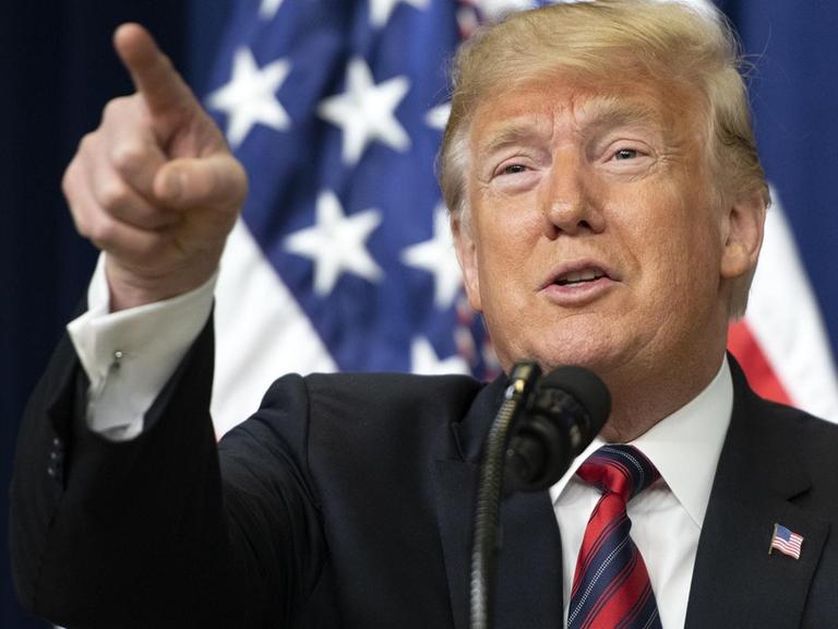 Das Bild zeigt US-Präsident Donald Trump bei einer Rede. Er deutet mit seinem Zeigefinger Richtung Publikum.