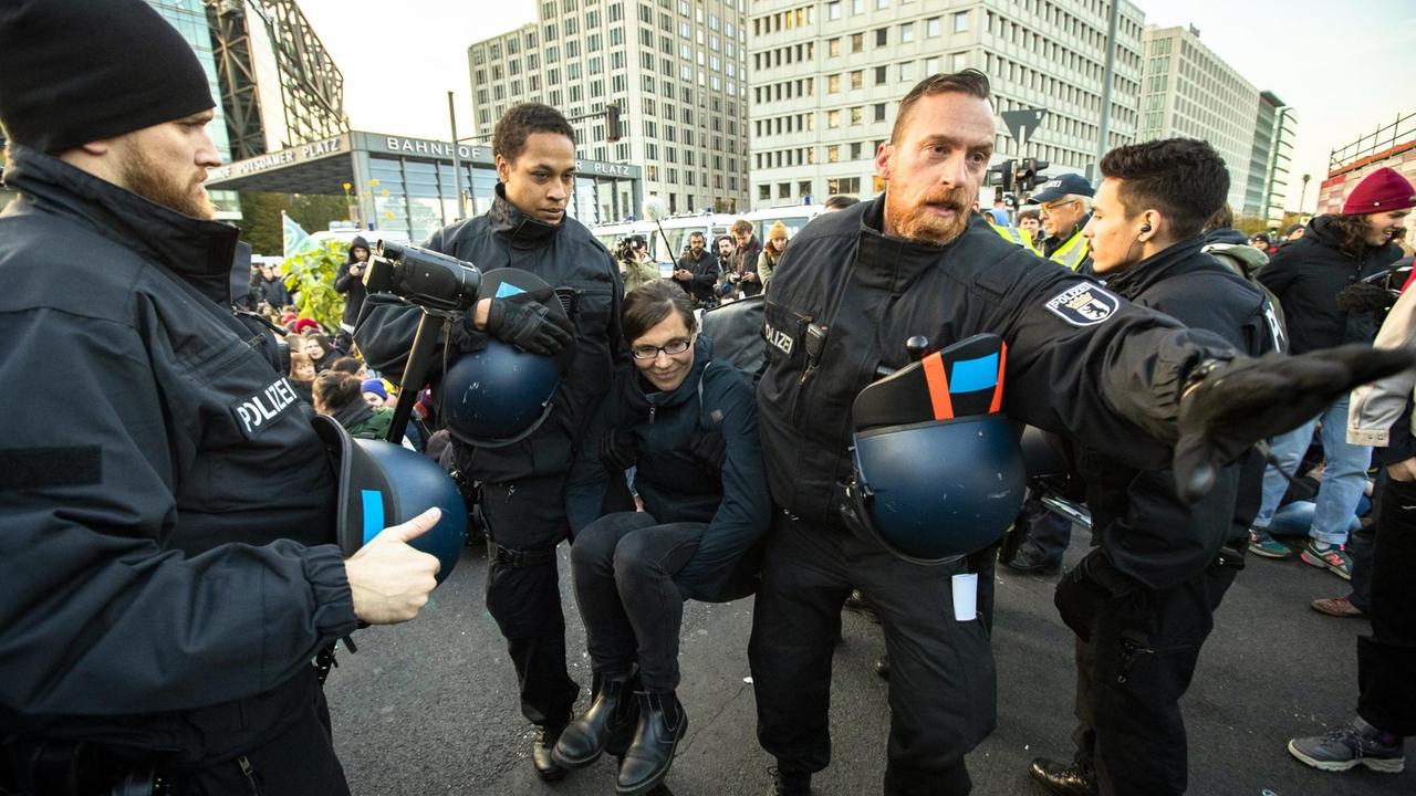 Policemen arrest climate activists of Extincion Rebellion during a street blockade at Potsdamer Platz in Berlin, Germany on October 7, 2019. The group announced starting from today several actions of civil disobedience in Berlin and several cities worldwide. (Photo by Emmanuele Contini/NurPhoto) | Keine Weitergabe an Wiederverkäufer.